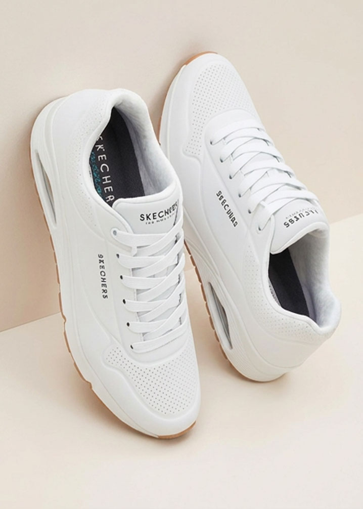 Strahlend weiße Skechers Sneaker. Modernes Design mit perforierten Details für Komfort.