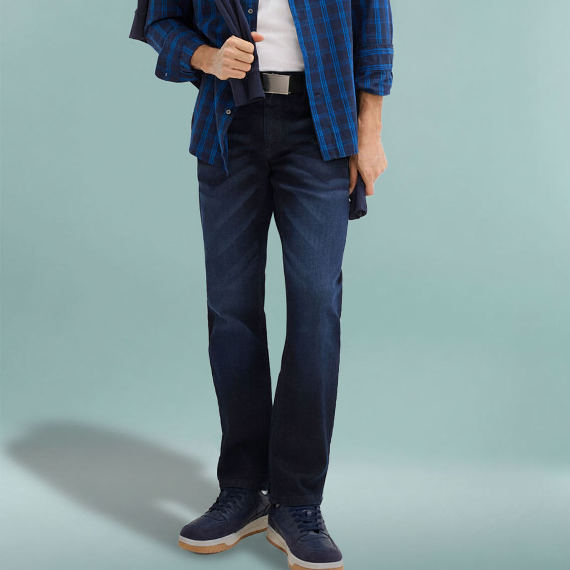 Kariertes Hemd, dunkle Jeans und passende Schuhe in navy.