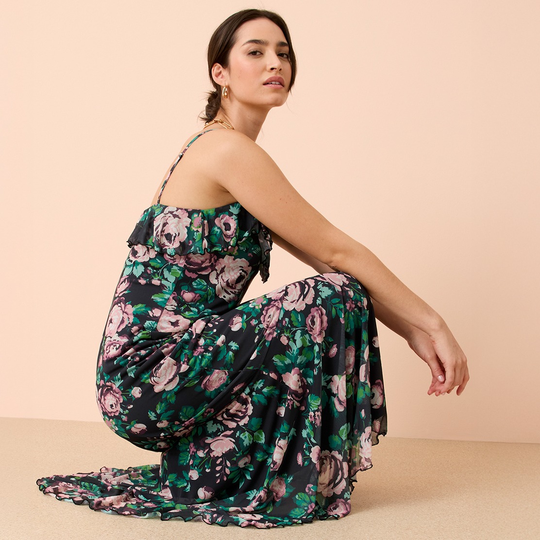 Sommerkleid mit Spaghetti-Trägern in Schwarz, Rosa und Grün.