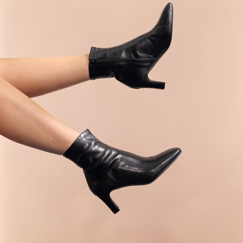 Elegante schwarze Lederstiefeletten mit spitzem Absatz.