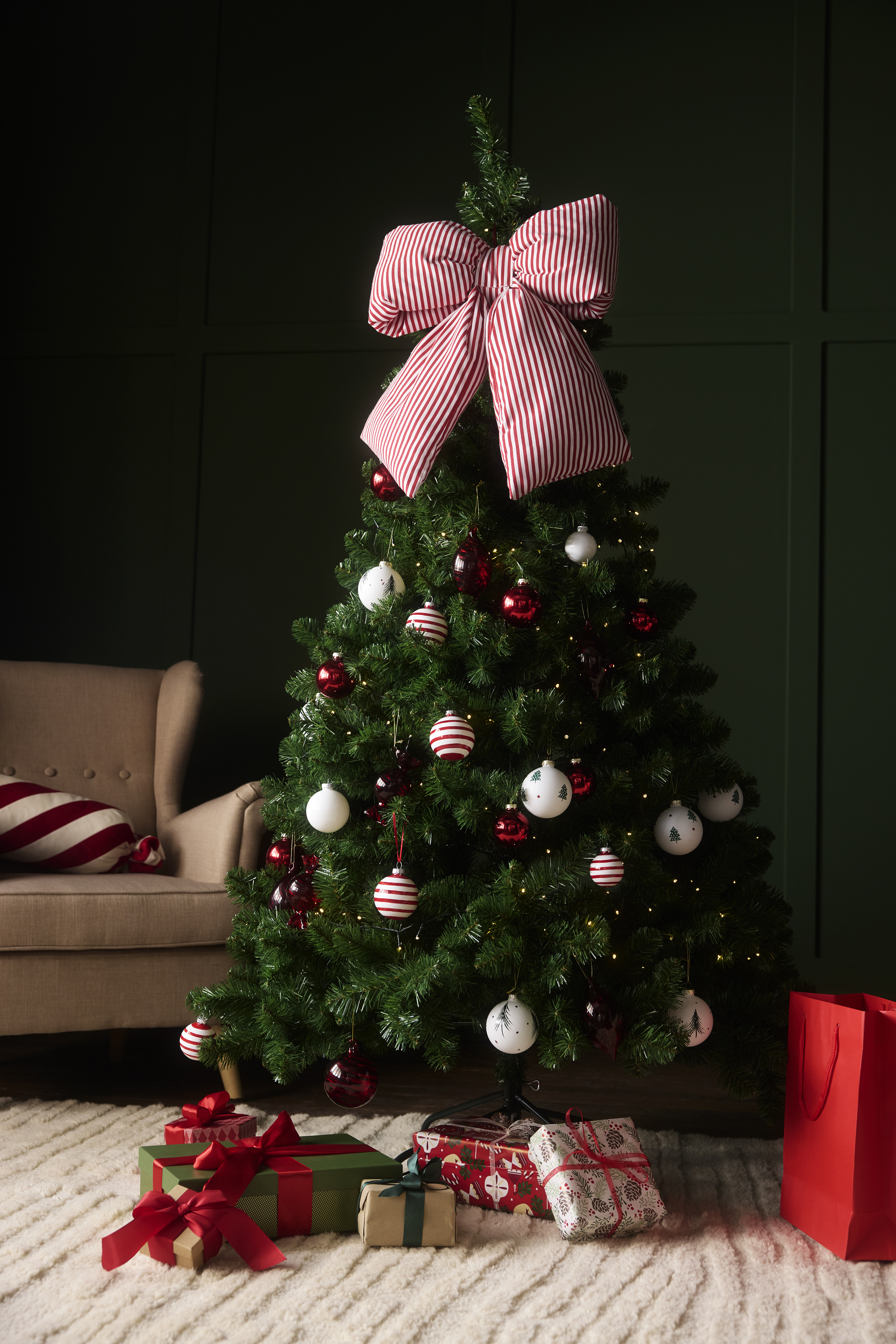 Ein geschmückter Kunst-Tannenbaum.
