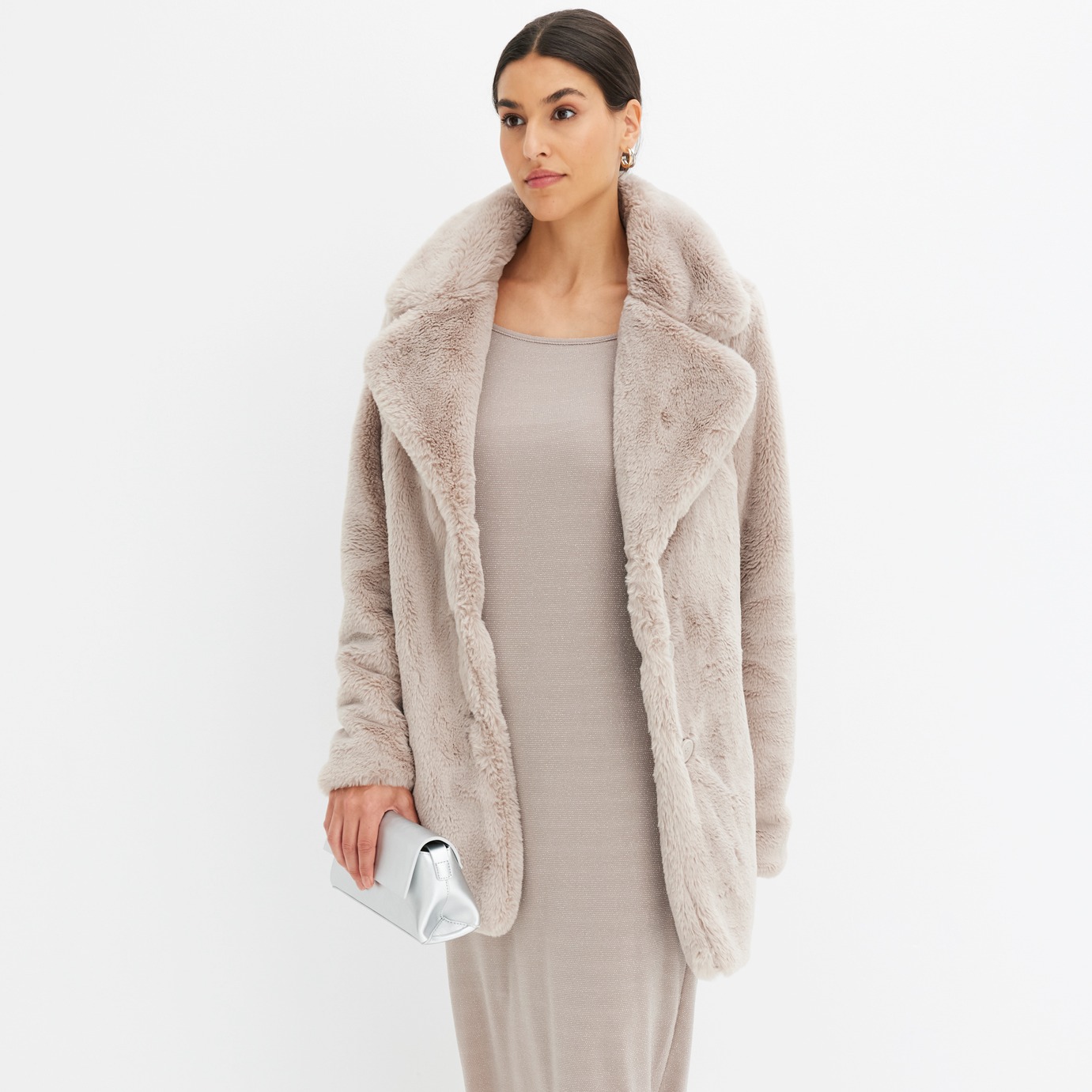 Eleganter beigefarbener Kunstpelzmantel.