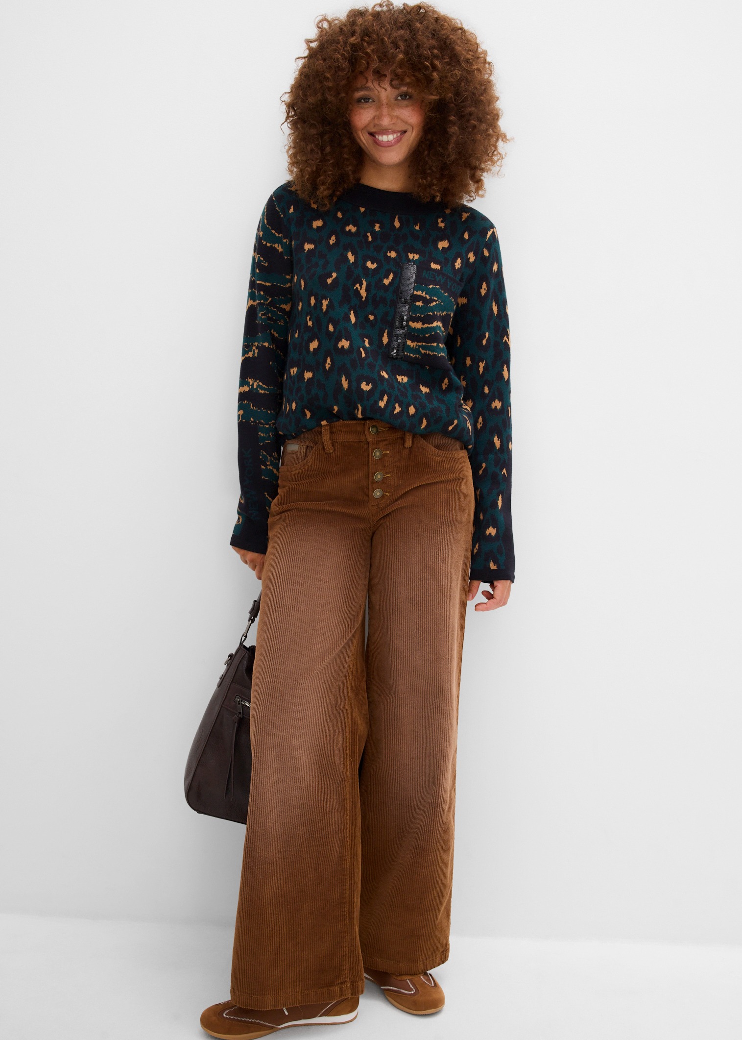 Pullover mit Leopardenmuster, braune Cordhose, passende Schuhe und Tasche.