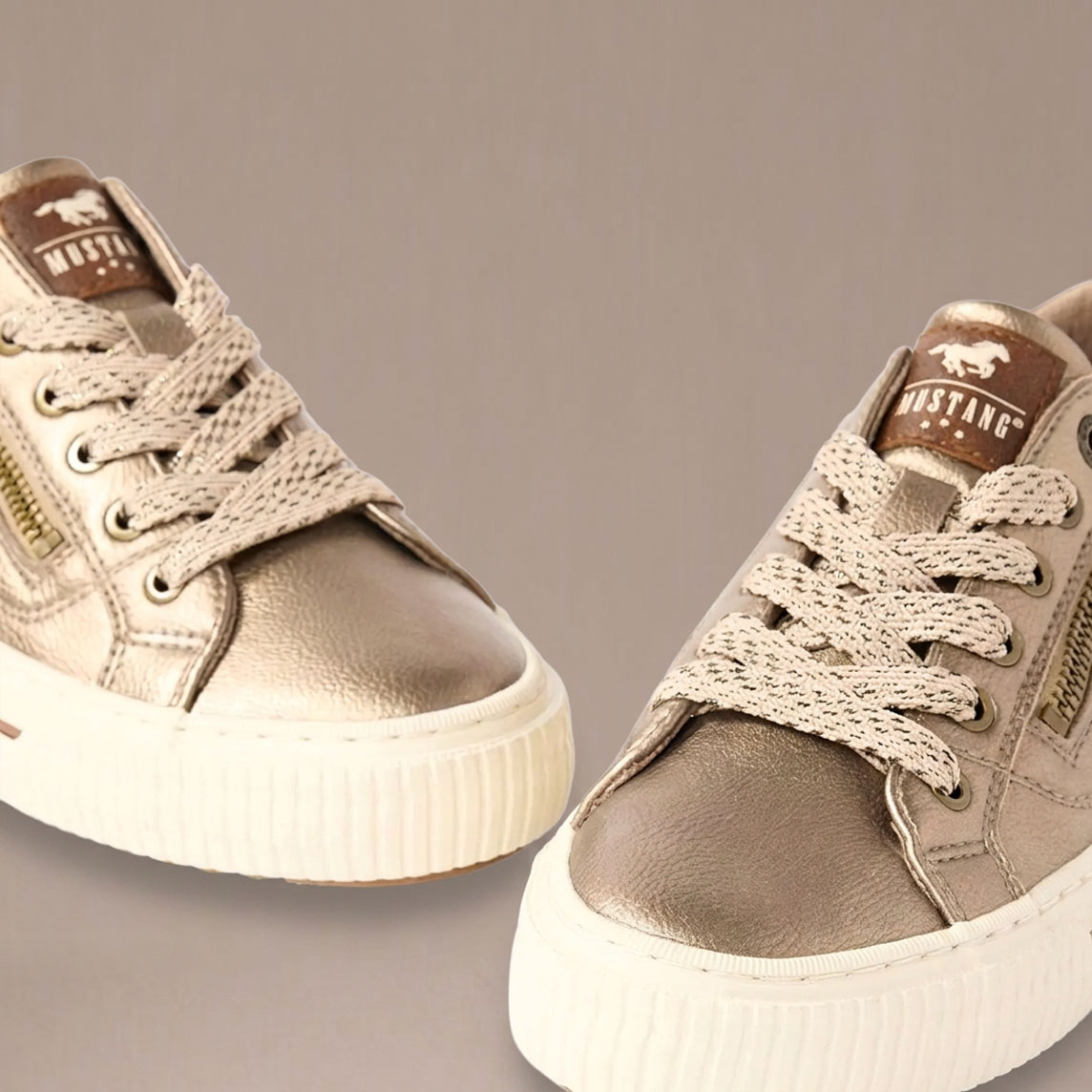Modische Mustang Sneaker in glänzendem Goldton mit seitlichen Reißverschluss-Details.