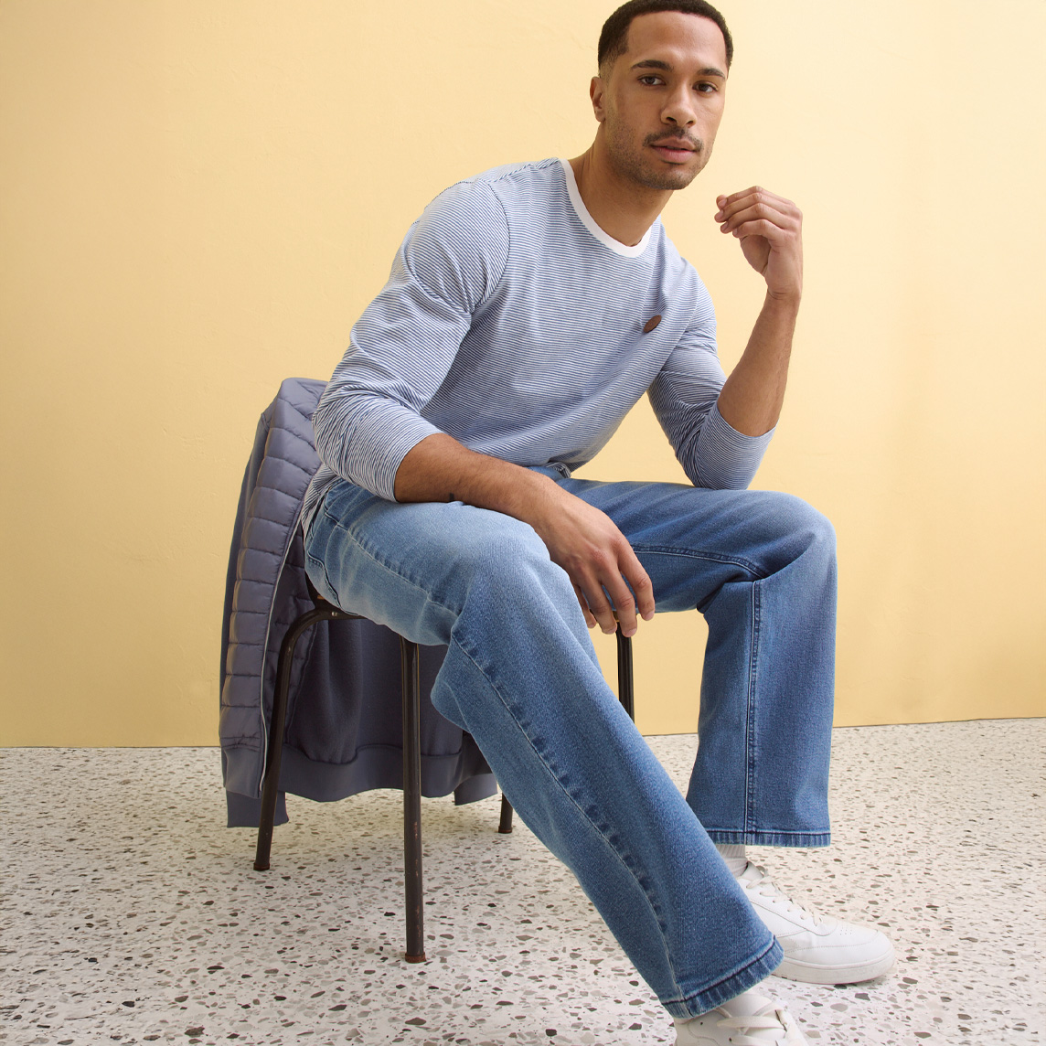 Blauer Pullover und blaue Jeans. 