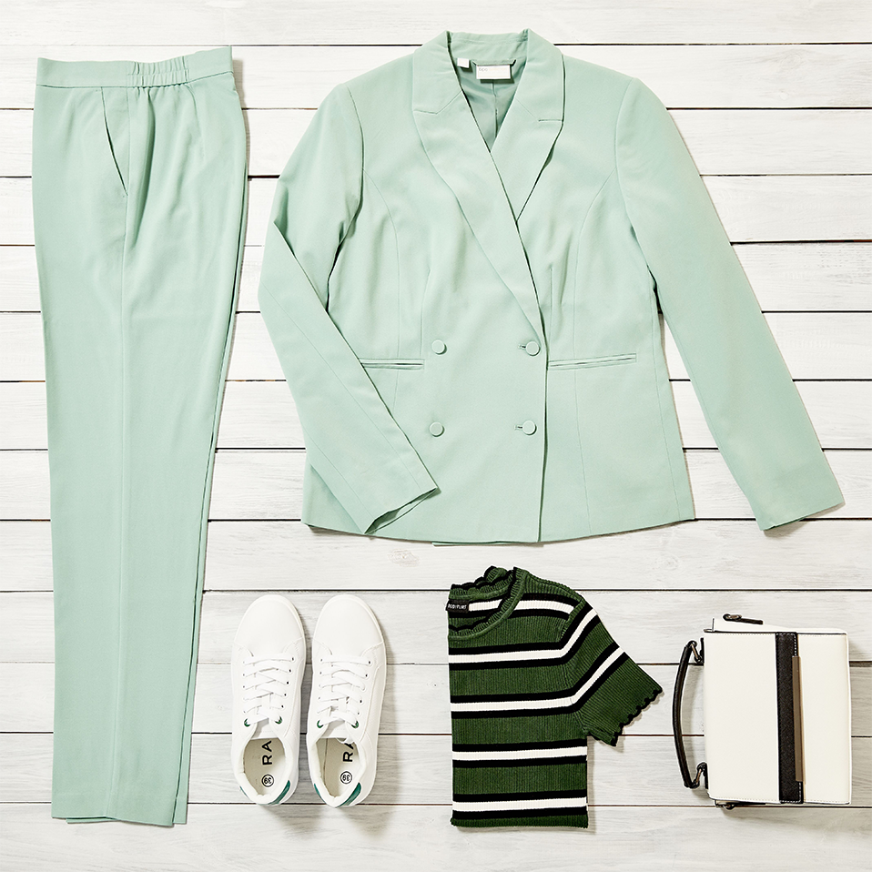 Eleganter mintgrüner Hosenanzug, kombiniert mit gestreiftem Shirt und weißen Accessoires für einen frischen Look.