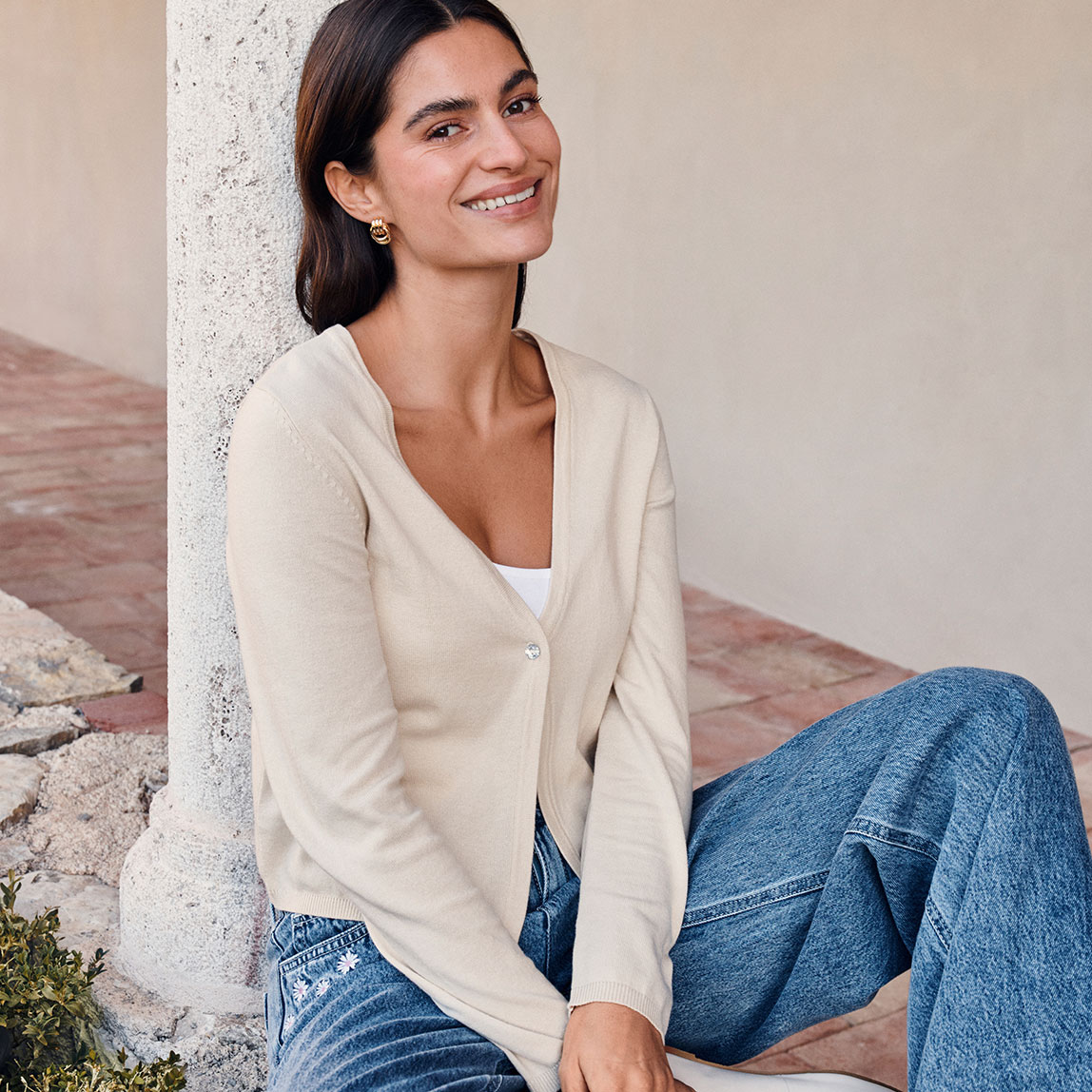 Cremefarbene Strickjacke und Knöpfen.