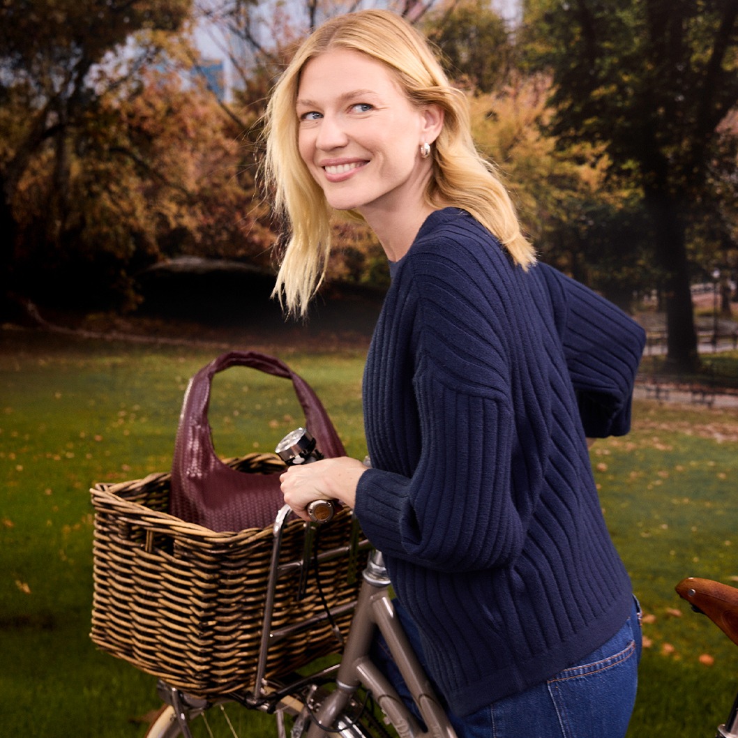 Ein stilvoller, dunkelblauer Rippstrickpullover und lässige Jeans für den Herbst.