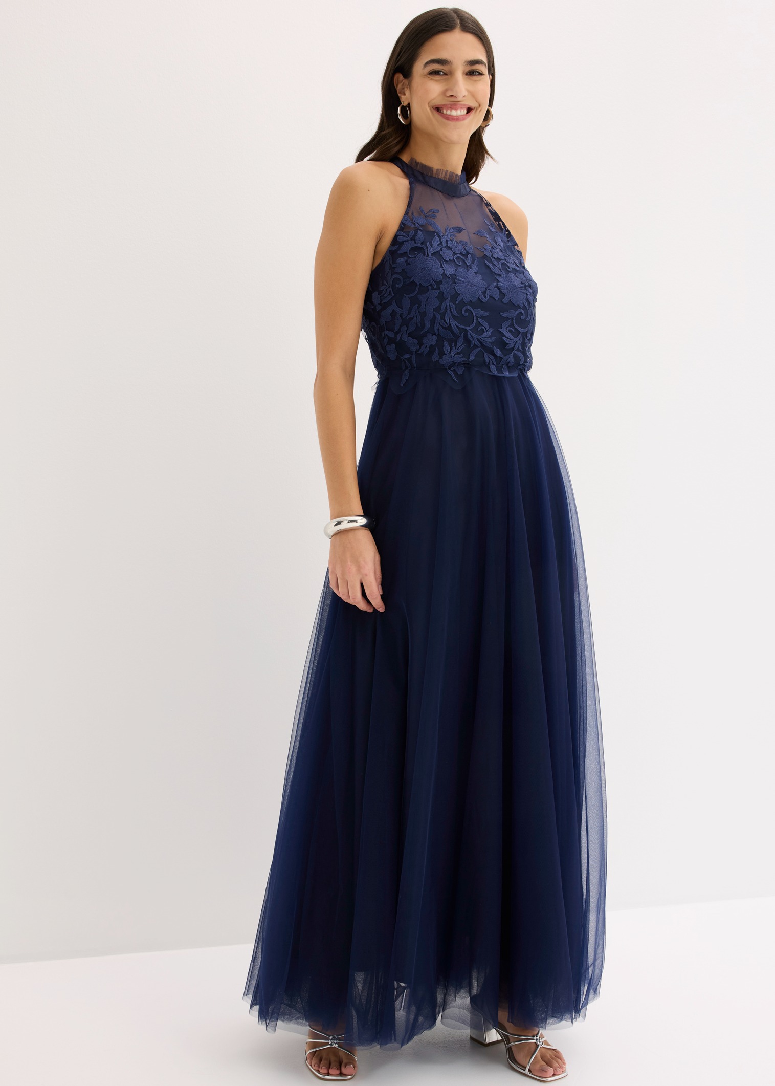 Elegantes dunkelblaues Abendkleid mit besticktem Oberteil und fließendem Tüllrock.