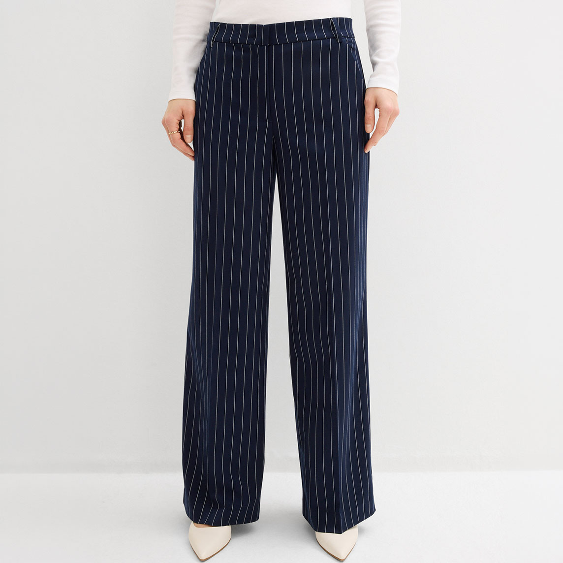 Elegante, weite Hose in Dunkelblau mit feinen weißen Nadelstreifen.