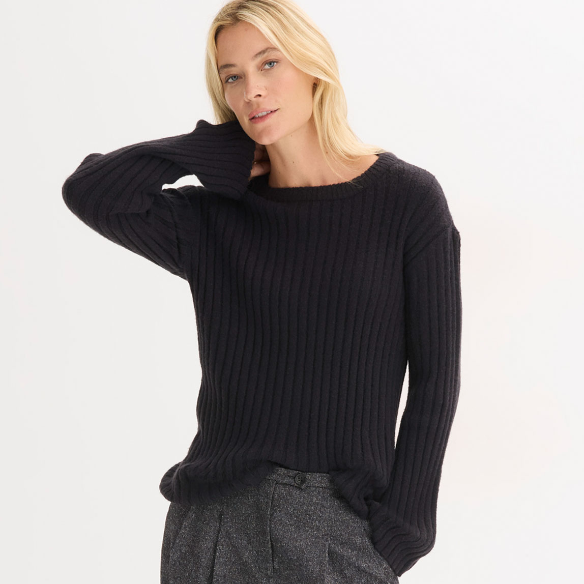 Schlichter schwarzer Strickpullover mit Rundhalsausschnitt.