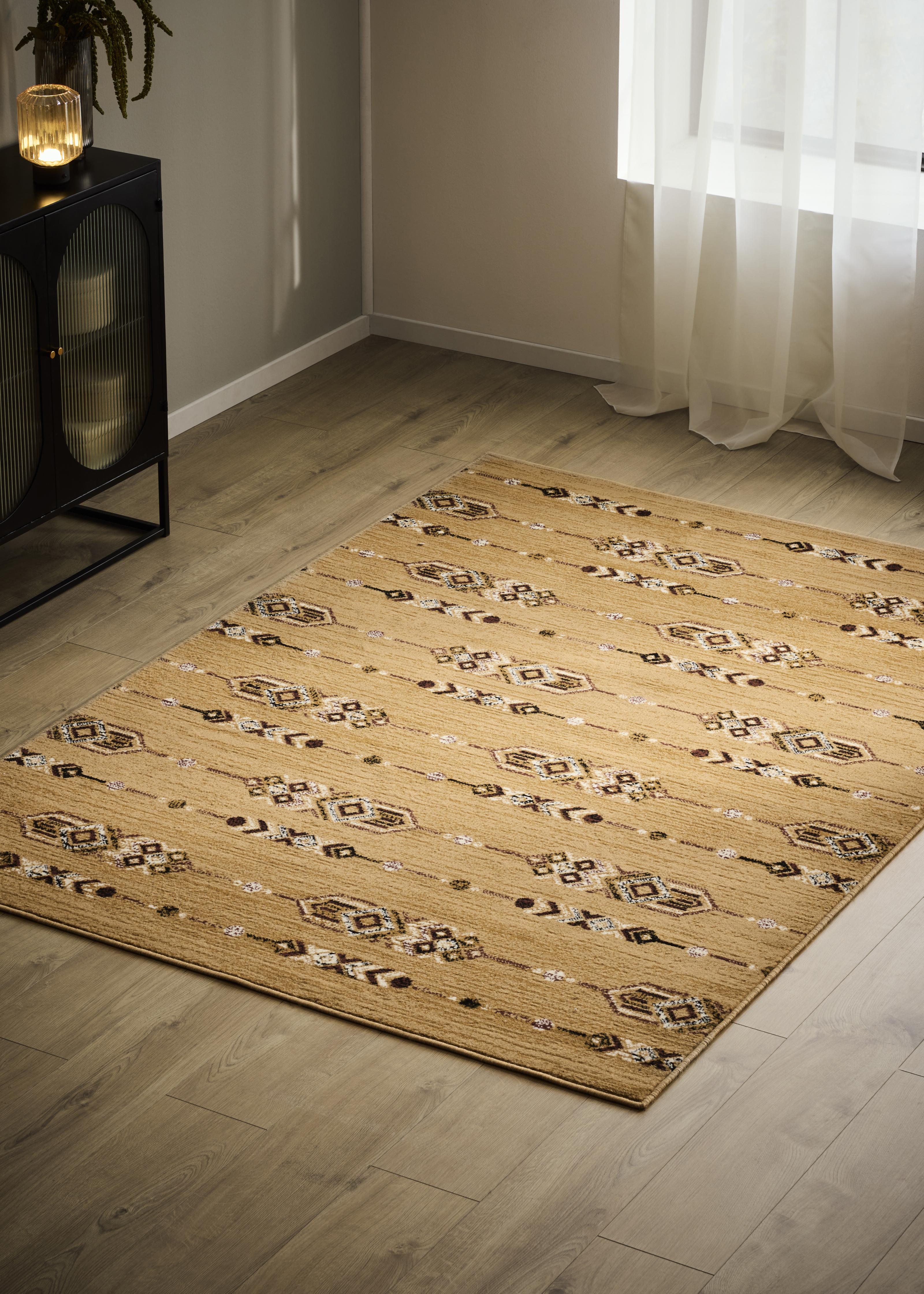 Ein gemütlicher Teppich mit geometrischem Muster.