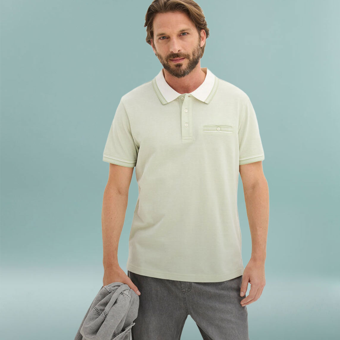 Mann trägt hellgrünes Poloshirt mit weißem Kragen und graue Hose .