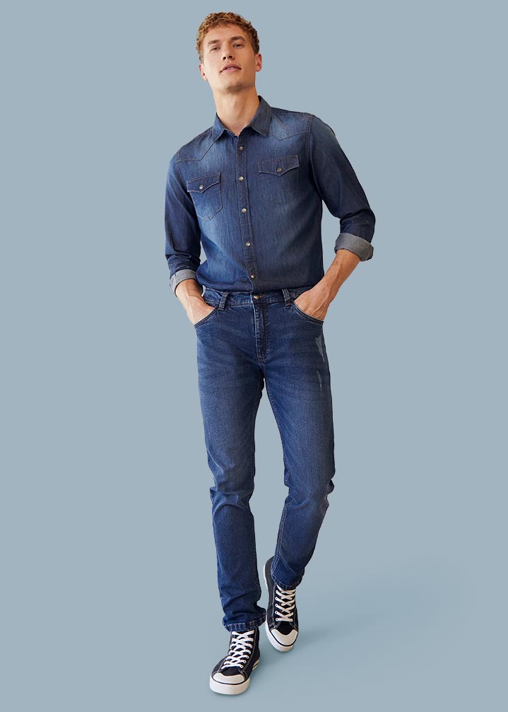 Lässiger Denim-Look: Blaues Jeanshemd &  passende Slim Fit Jeans.