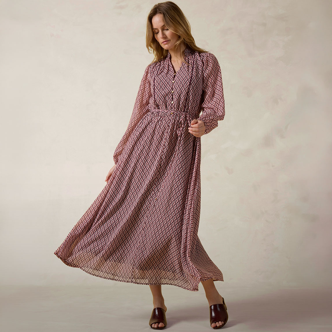 Gemustertes Maxikleid mit langen Ärmeln und eleganten Mules.