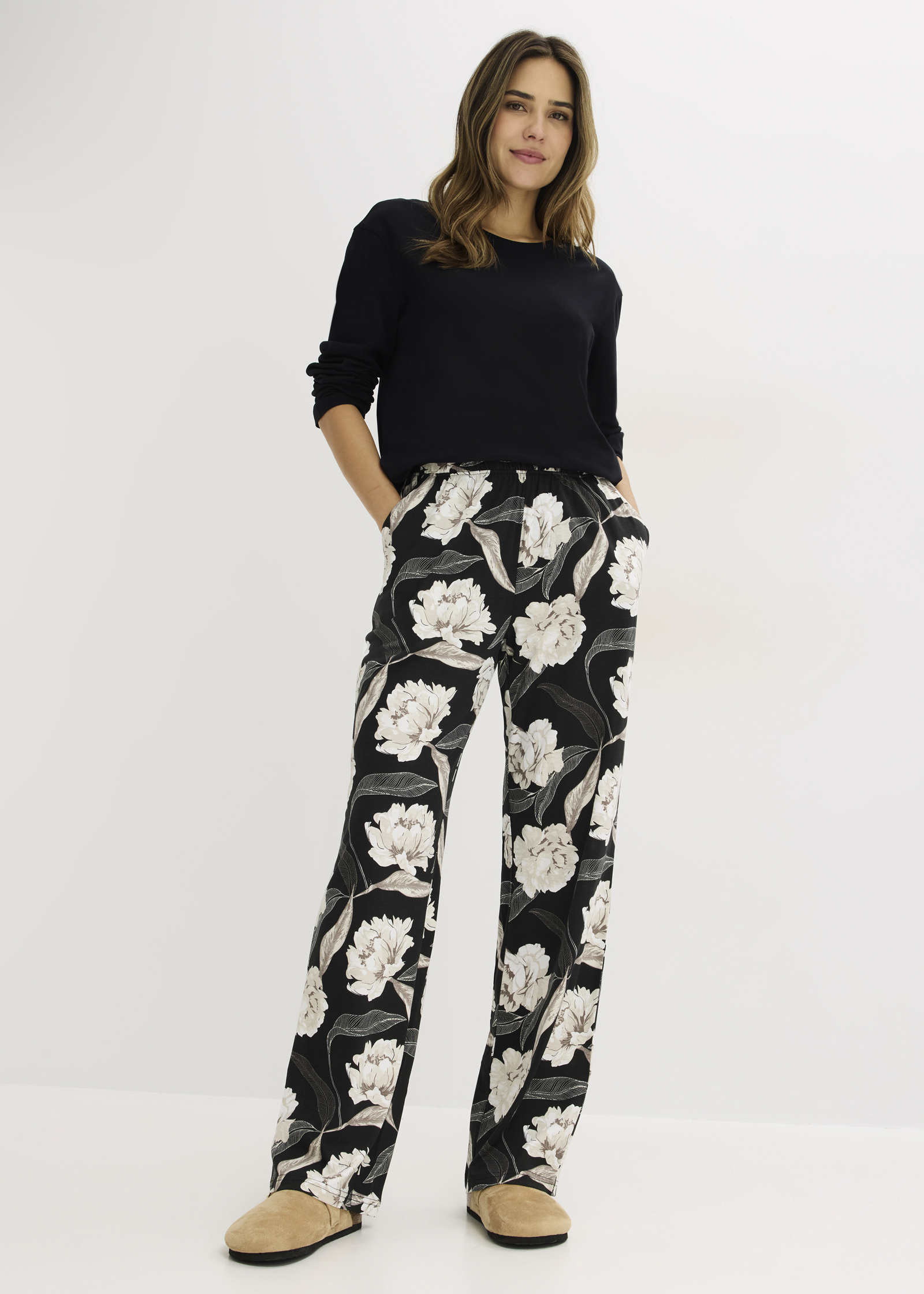 Pyjama mit schwarzem Oberteil und weiter, blumig gemusterten Hose