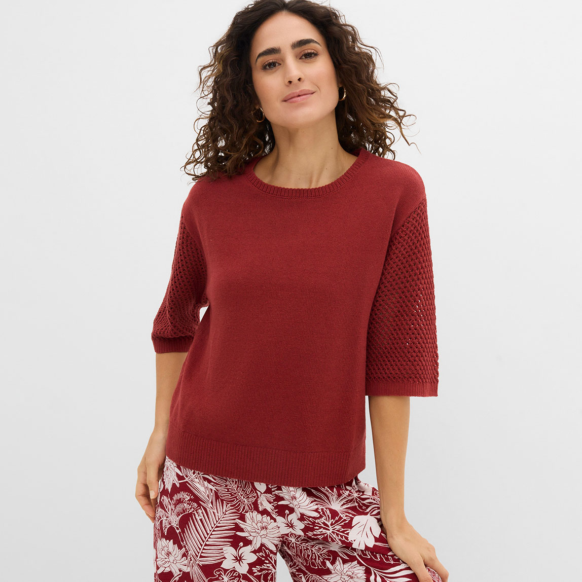 Roter Strickpullover mit halblangen Ärmeln kombiniert mit gemustertem Rock in Weiß-Rot.