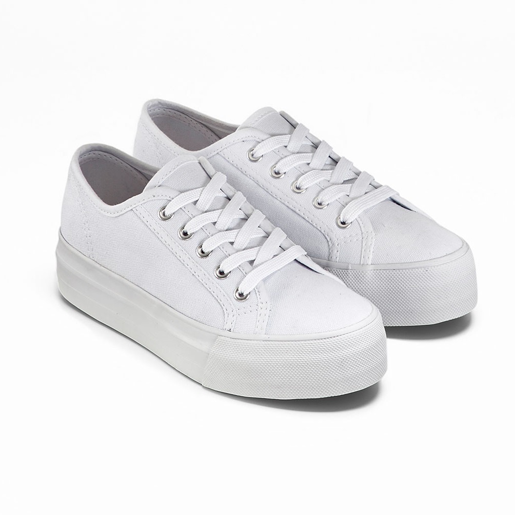 Weiße Plateau-Sneaker mit Schnürsenkeln und dicker Sohle - sportlich-eleganter Streetwear-Look für den Alltag.