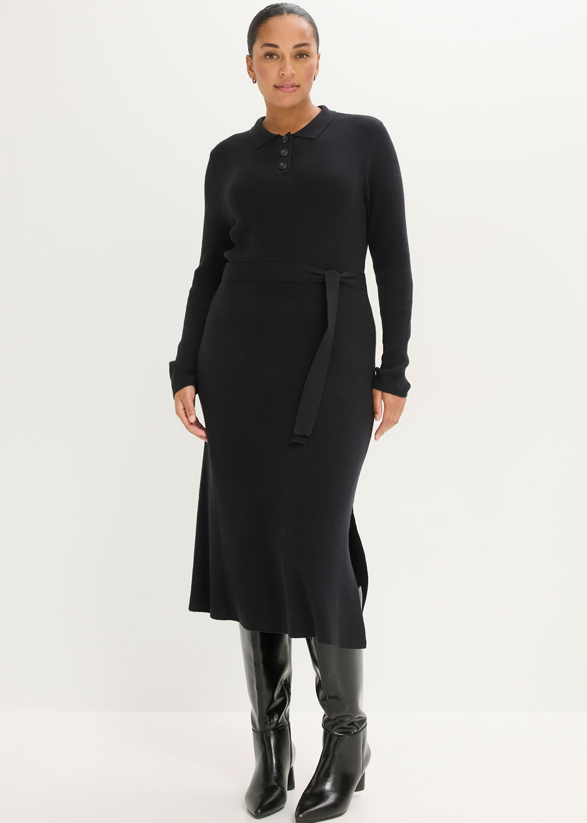 Schwarzes Kleid mit Knopfleiste und hohem Kragen.