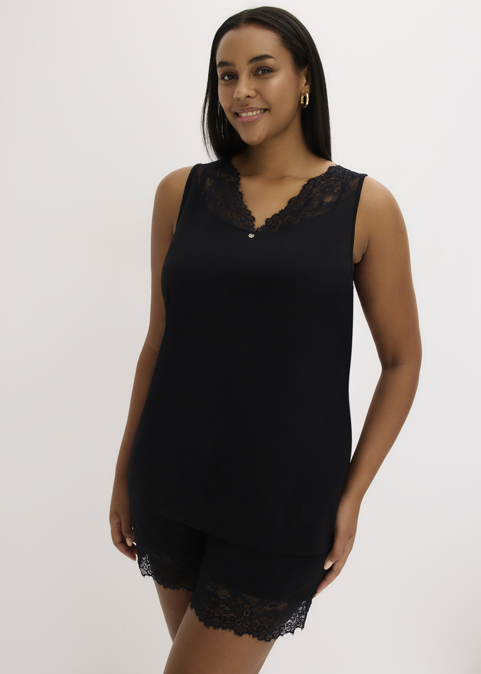 Elegante schwarze Loungewear mit Spitzenbesatz an Top und Shorts.