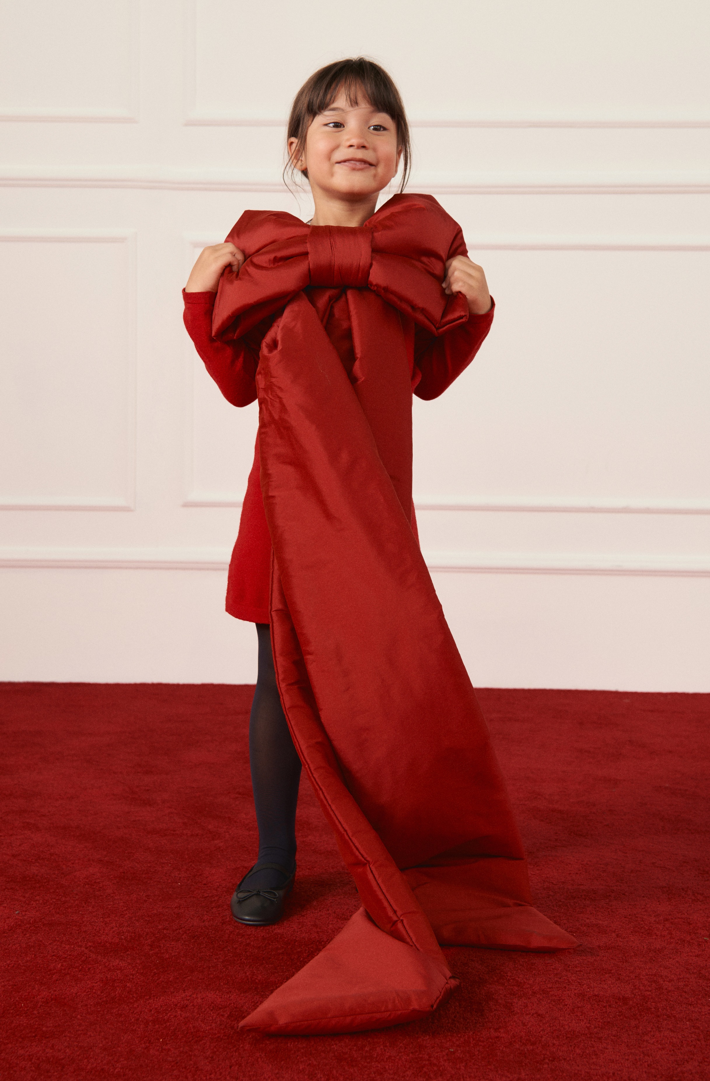 Ein leuchtendes rotes Kleid.