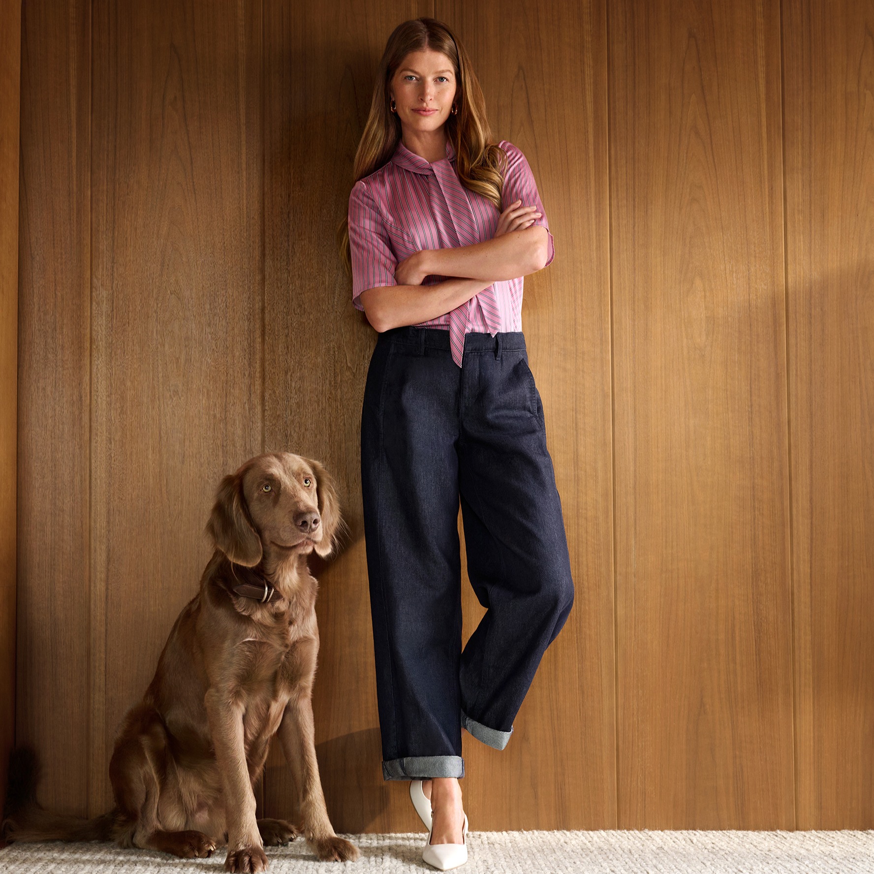 Rosafarbenes Oberteil kombiniert mit weiten dunkelblauen Jeans.