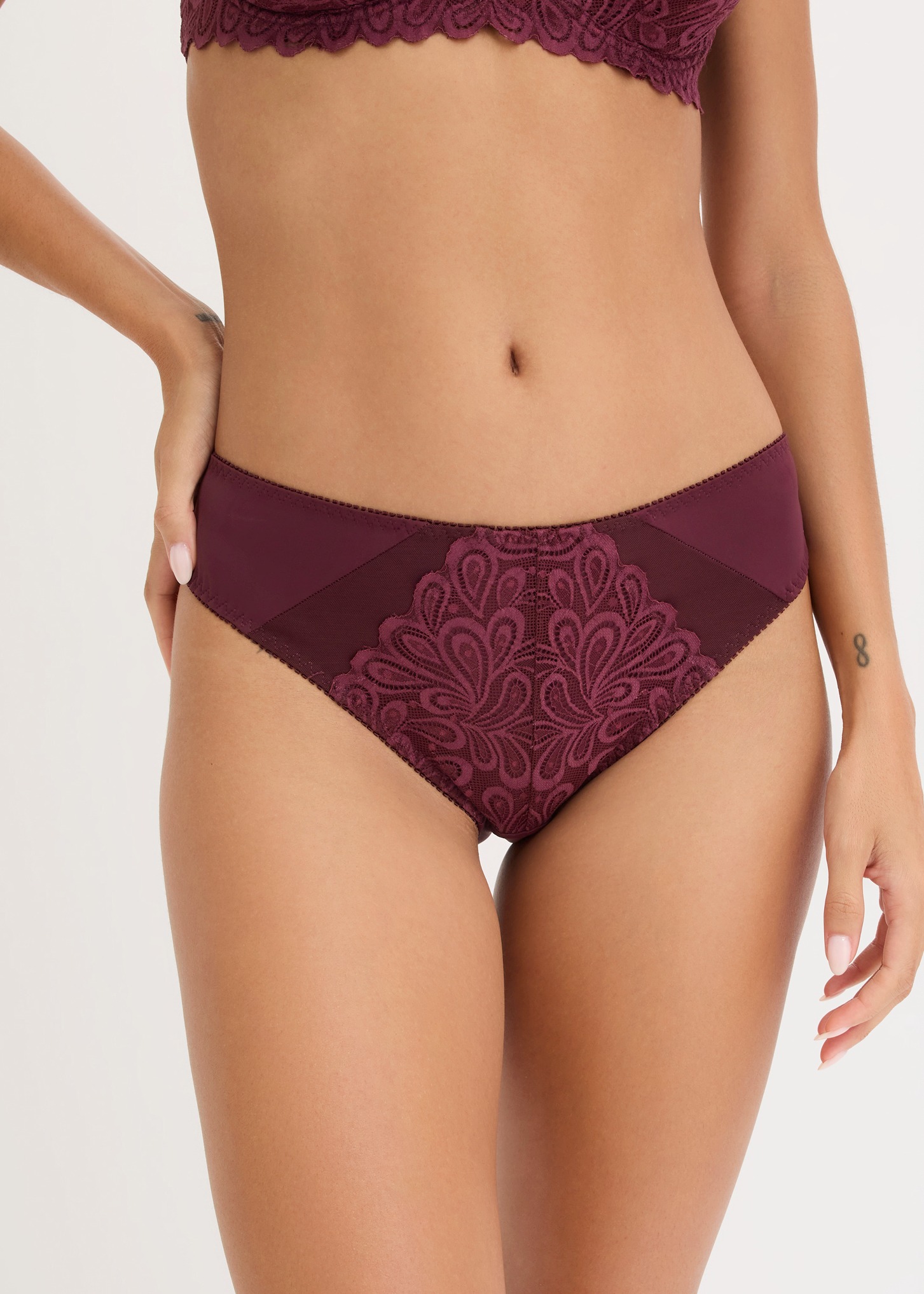 Elegante bordeauxrote Spitze-Panty mit aufwendigem Muster und passendem BH-Oberteil.