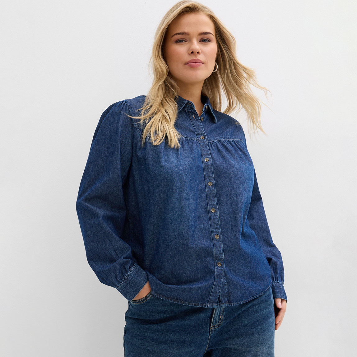 Blaues Jeanshemd mit langen Ärmeln und Knopfleiste.