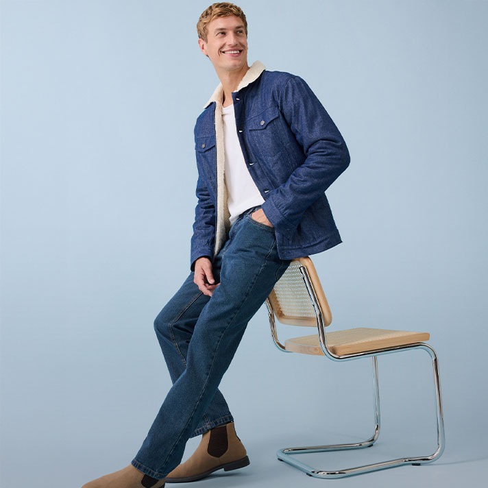 Lässiger Denim-Look: Blaue Jeansjacke & dunkle Regular Fit Jeans. 