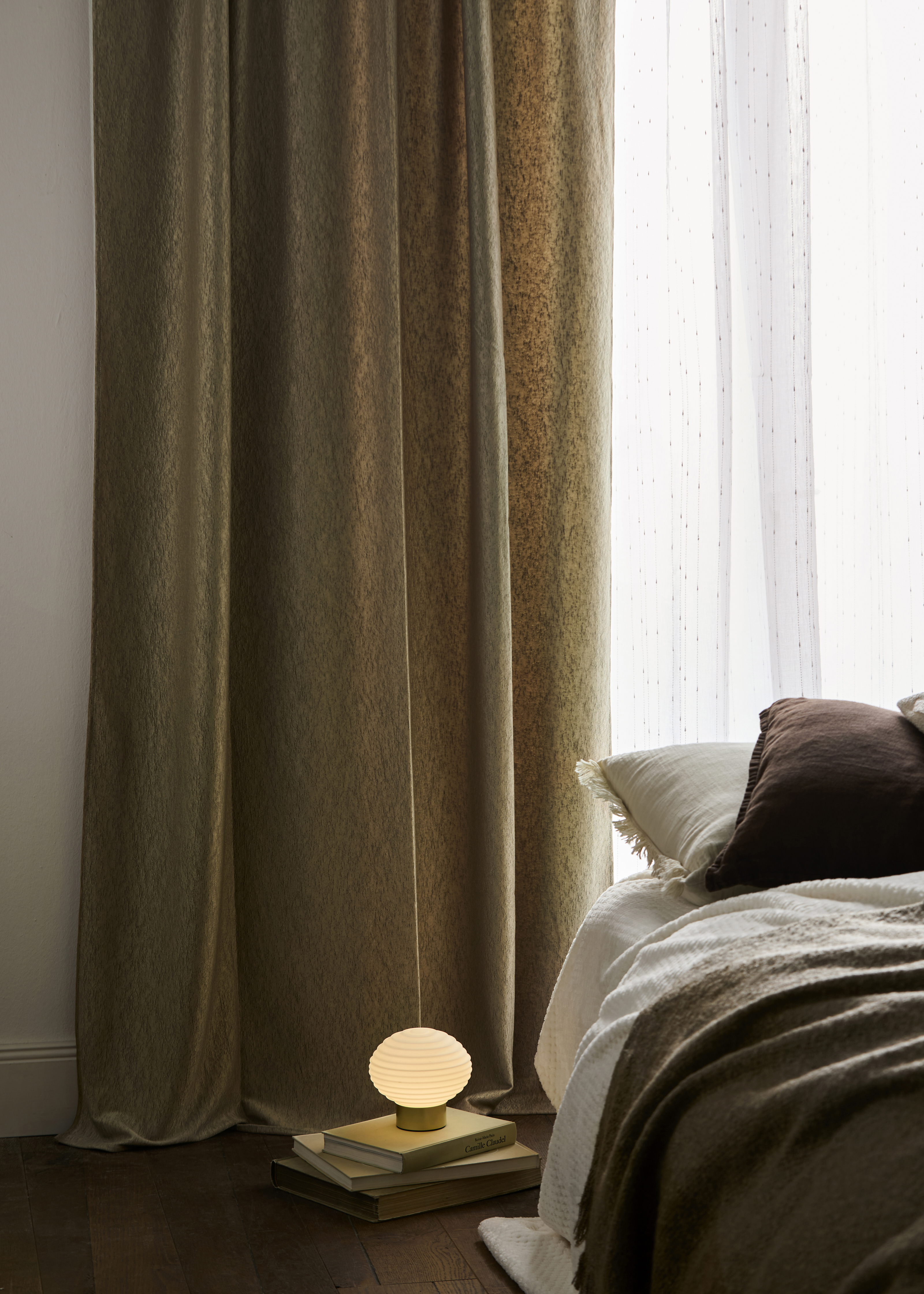 Schöne Gardine im Schlafzimmer.