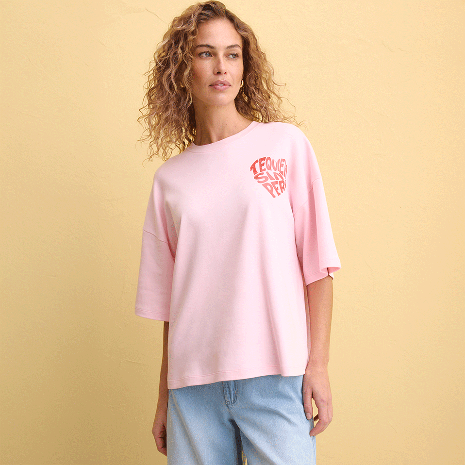Lässiges rosa Sweatshirt mit weiten Ärmeln. Bequeme Alltagskleidung für einen entspannten Look.