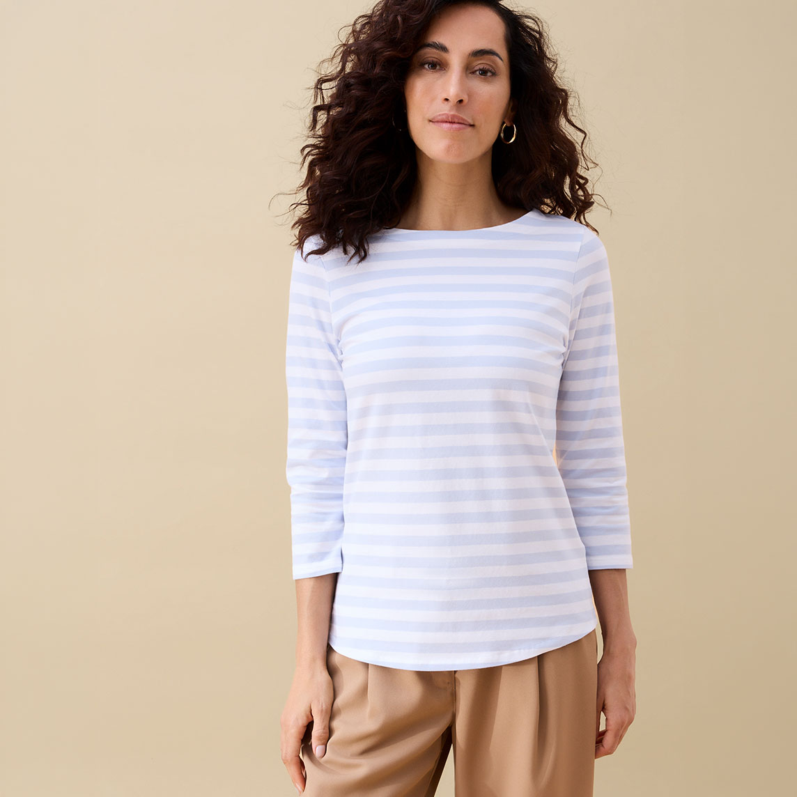 Klassisches gestreiftes Oberteil mit 3/4-Ärmeln und eleganter beigefarbener Hose.