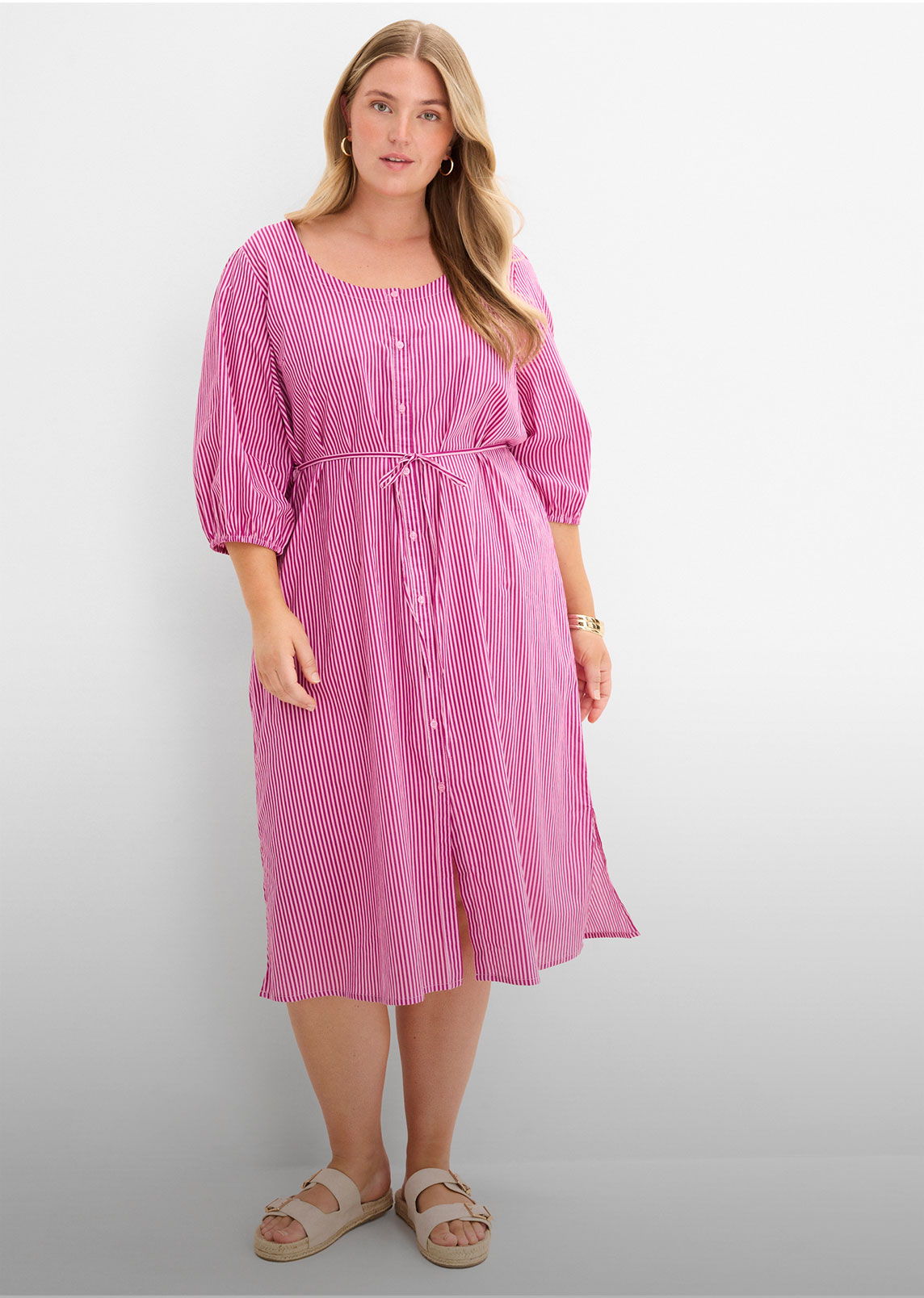 Rosa-weiß gestreiftes Midikleid mit Knopfleiste und Bindegürtel, dazu bequeme Sandalen.