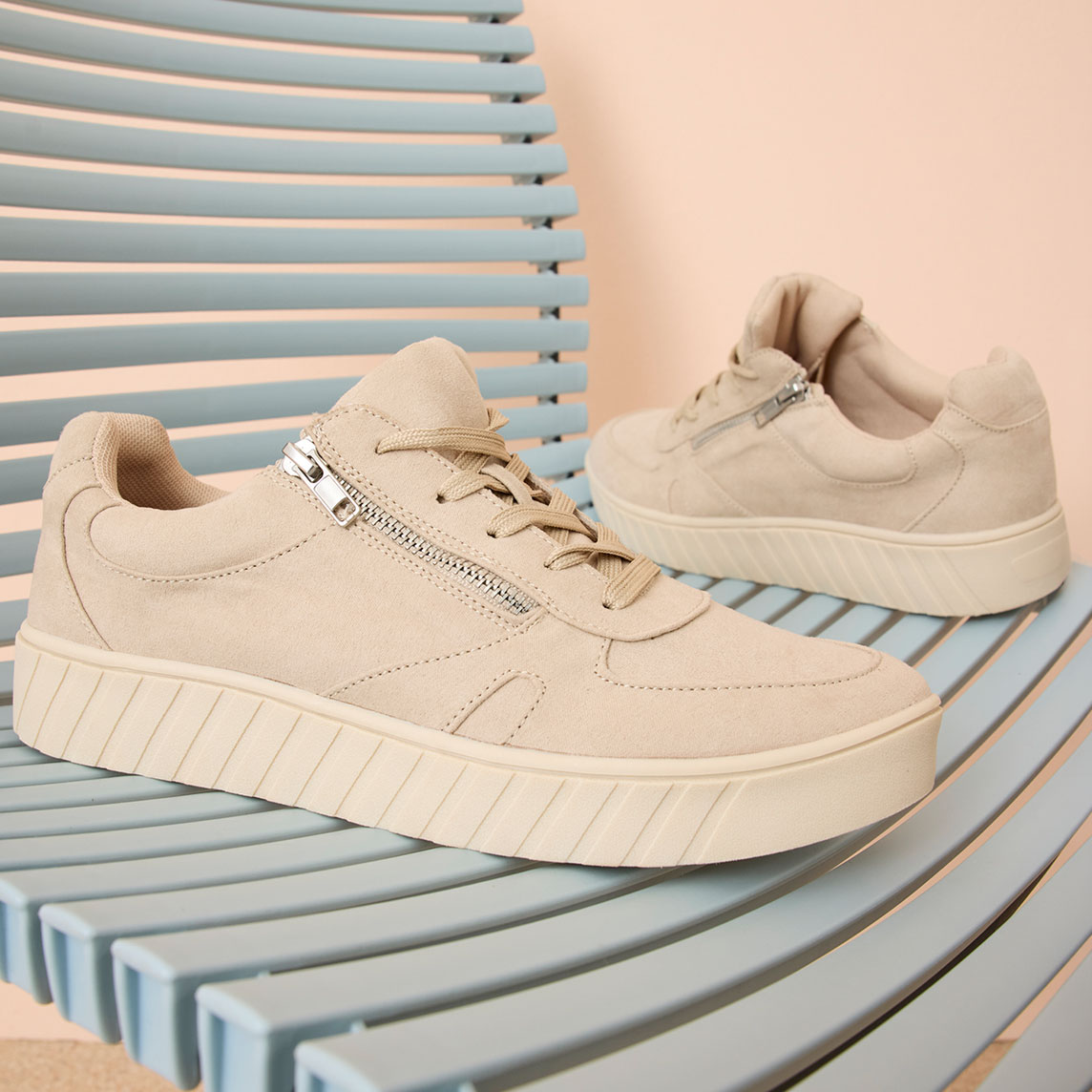 Beige Sneaker mit Reißverschluss und strukturierter Sohle.
