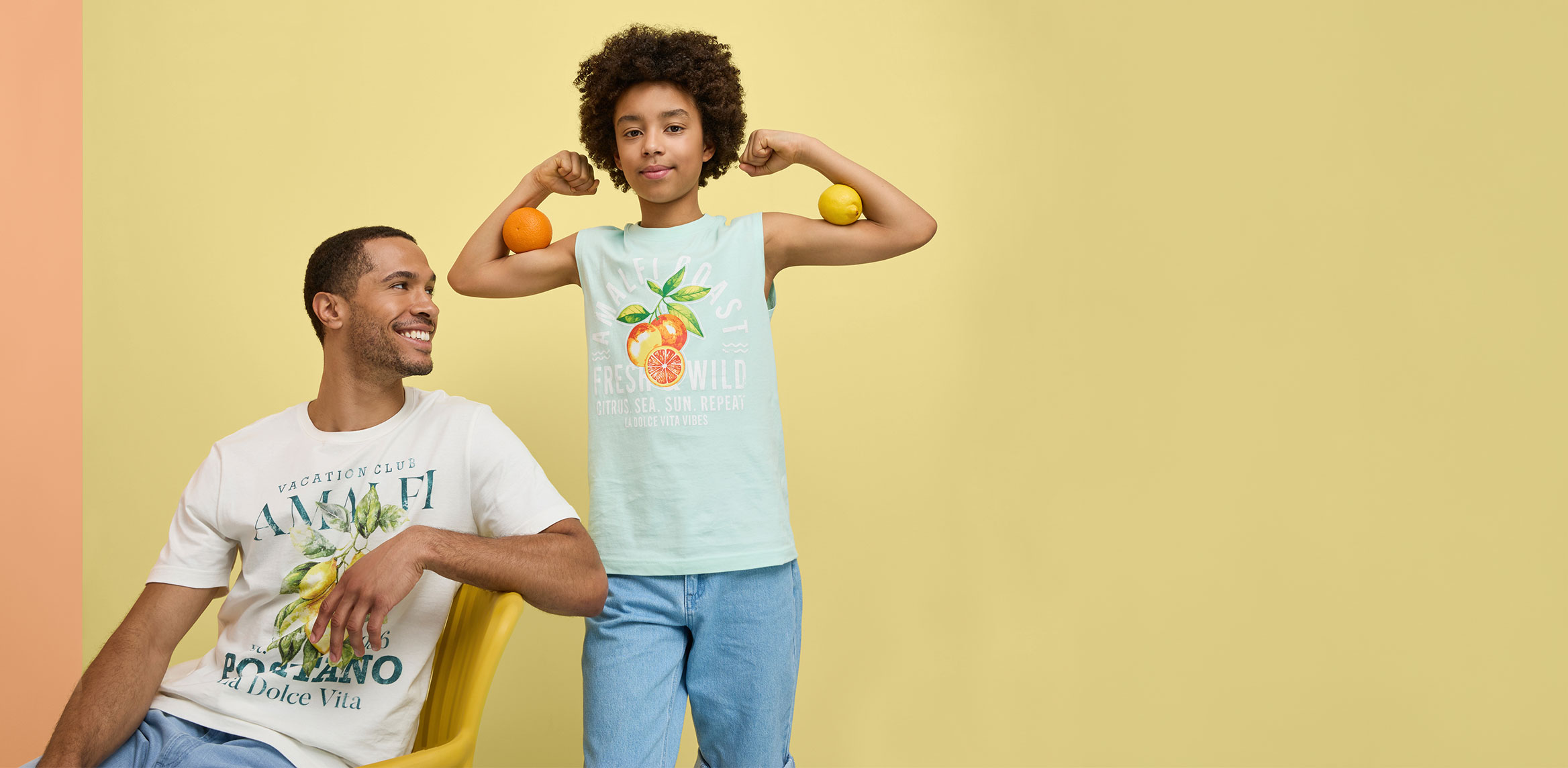Zwei Personen tragen lässige T-Shirts und Jeans.
