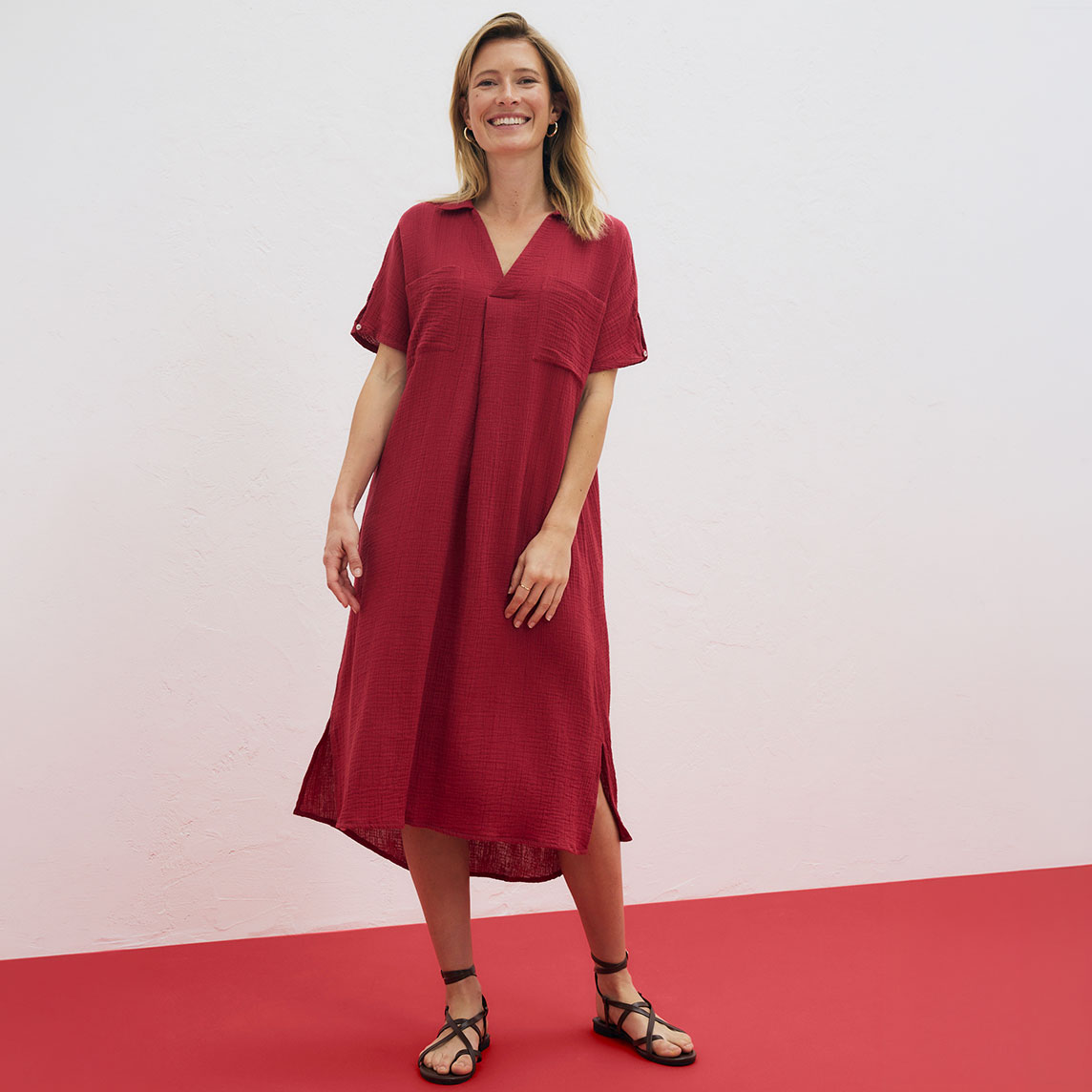 Ein luftiges, rotes Sommerkleid mit V-Ausschnitt und kurzen Ärmeln.