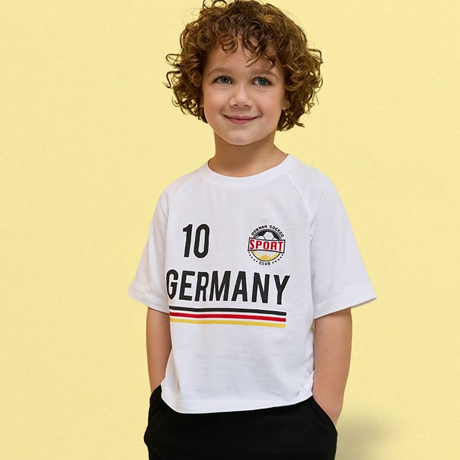 Weißes T-Shirt mit Aufdruck '10 GERMANY'.