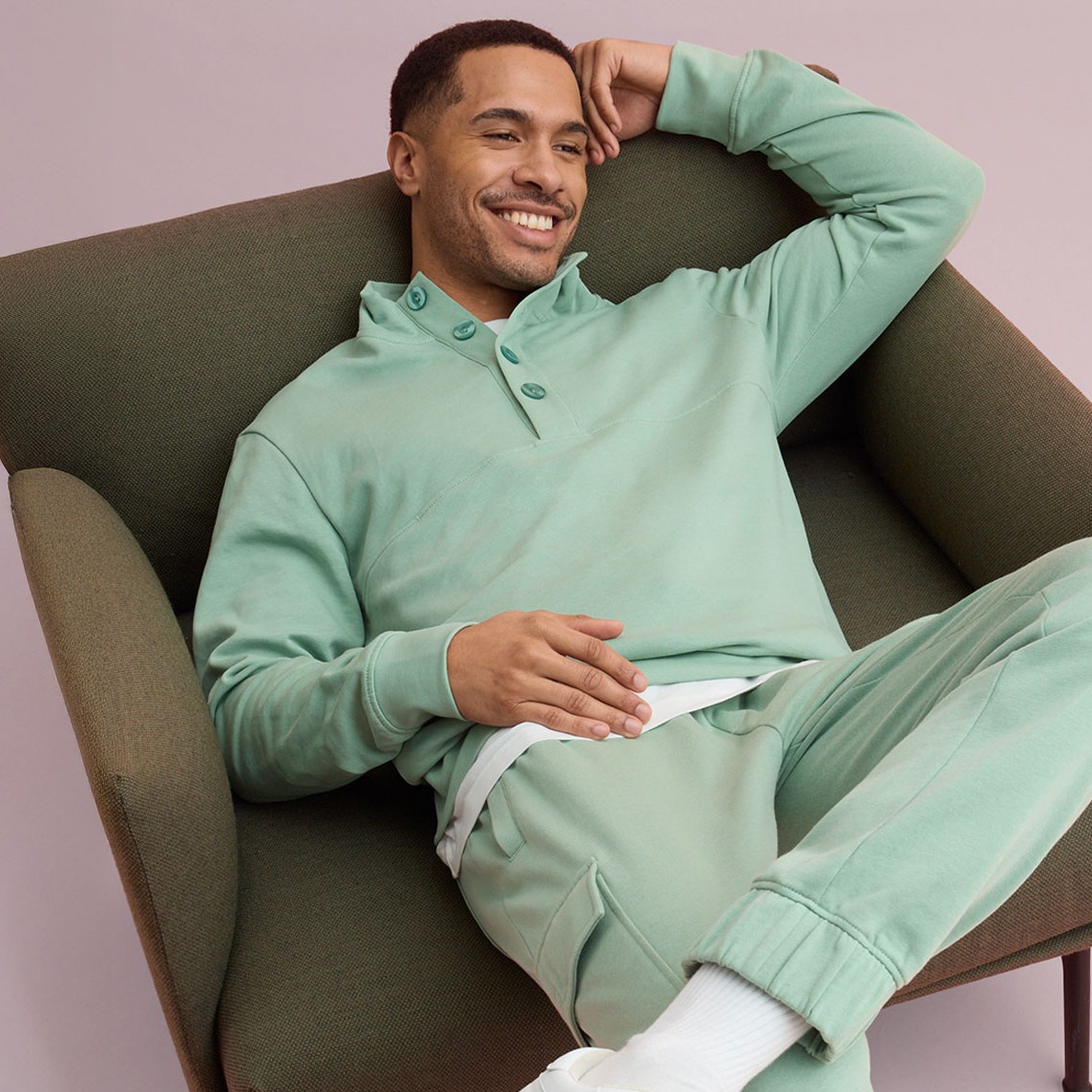 Mintgrünes Sweatshirt und passende Sweat-Hose.