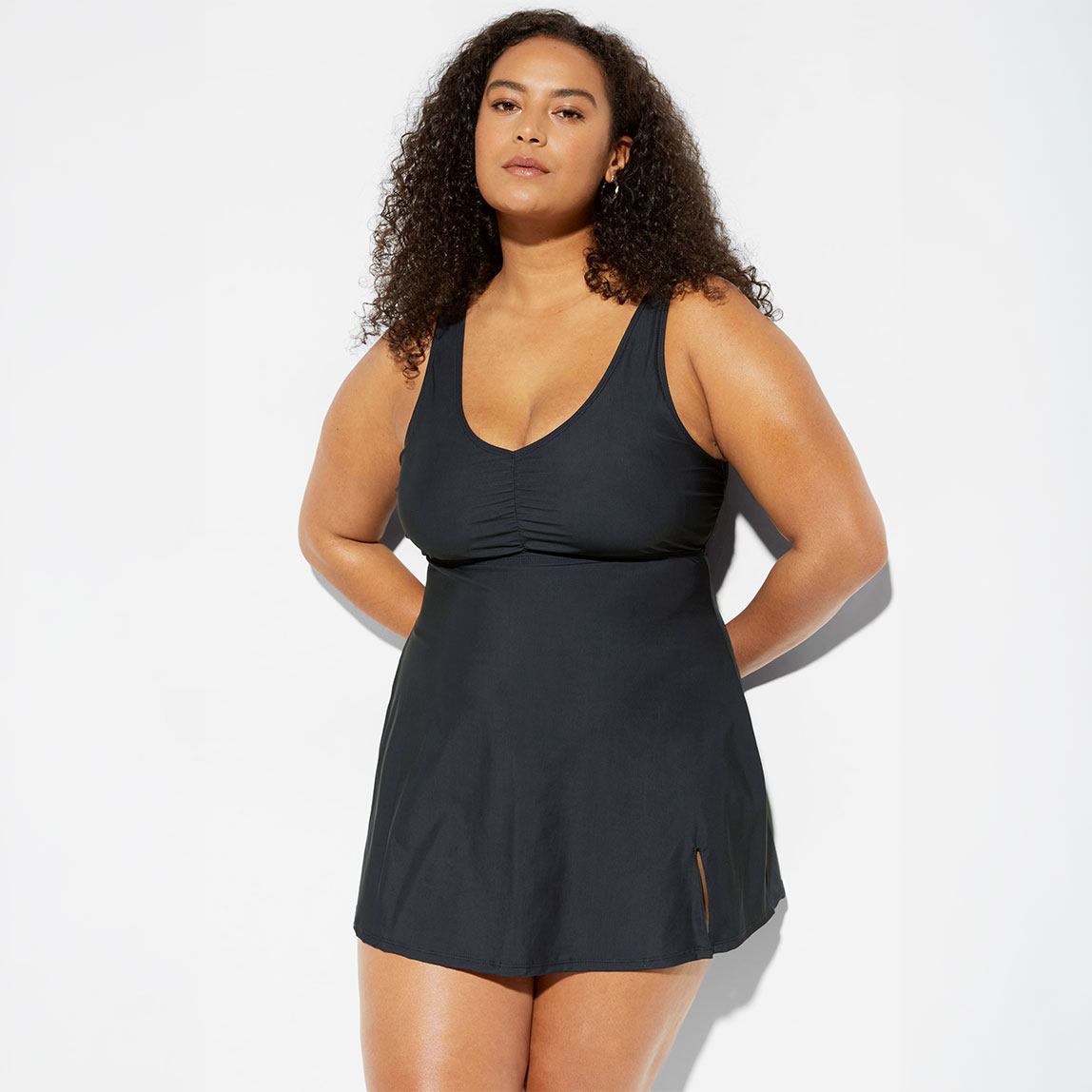 Schwarzes Badekleid mit  V-Ausschnitt.