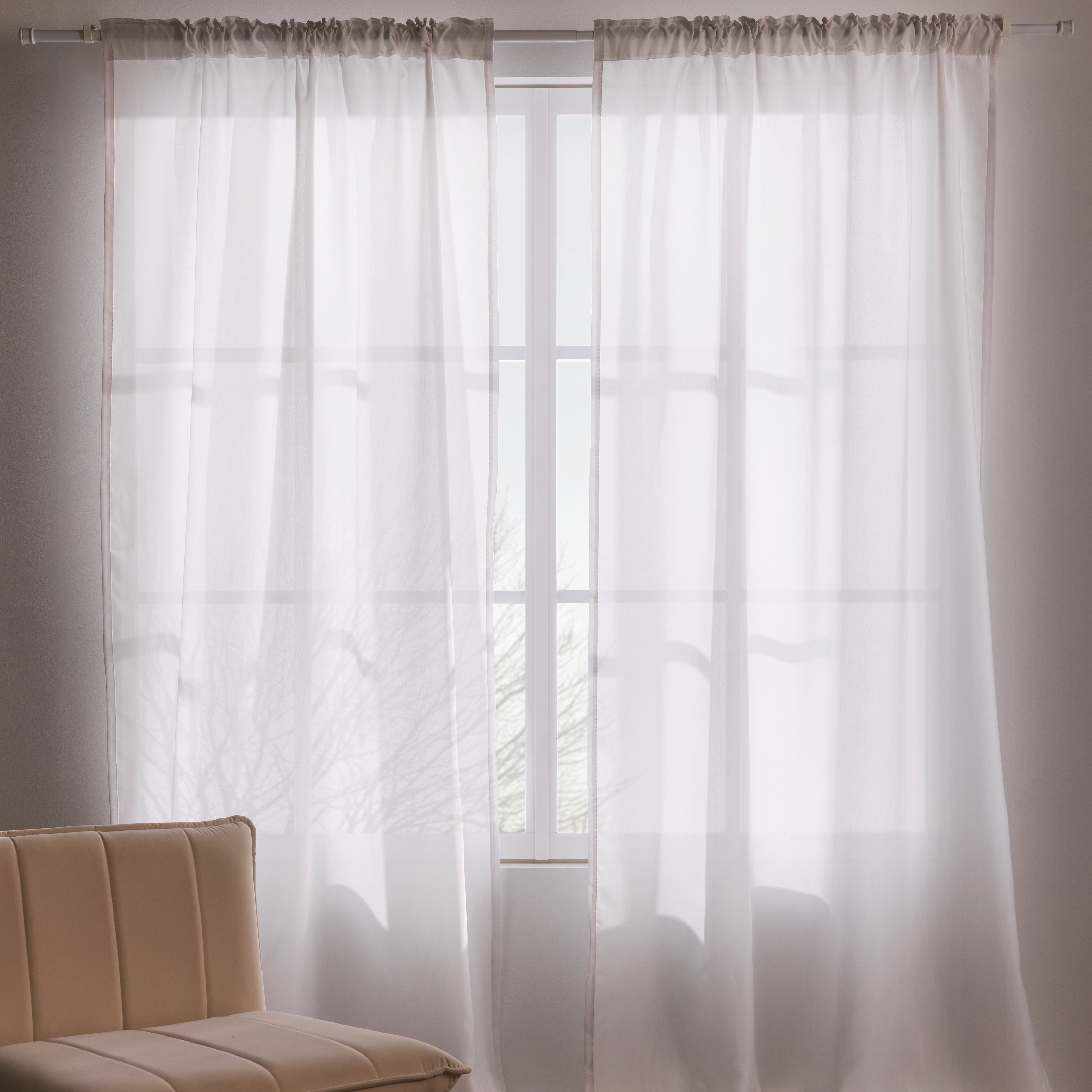 Leichte Gardinen lassen sanftes Licht ins Zimmer.