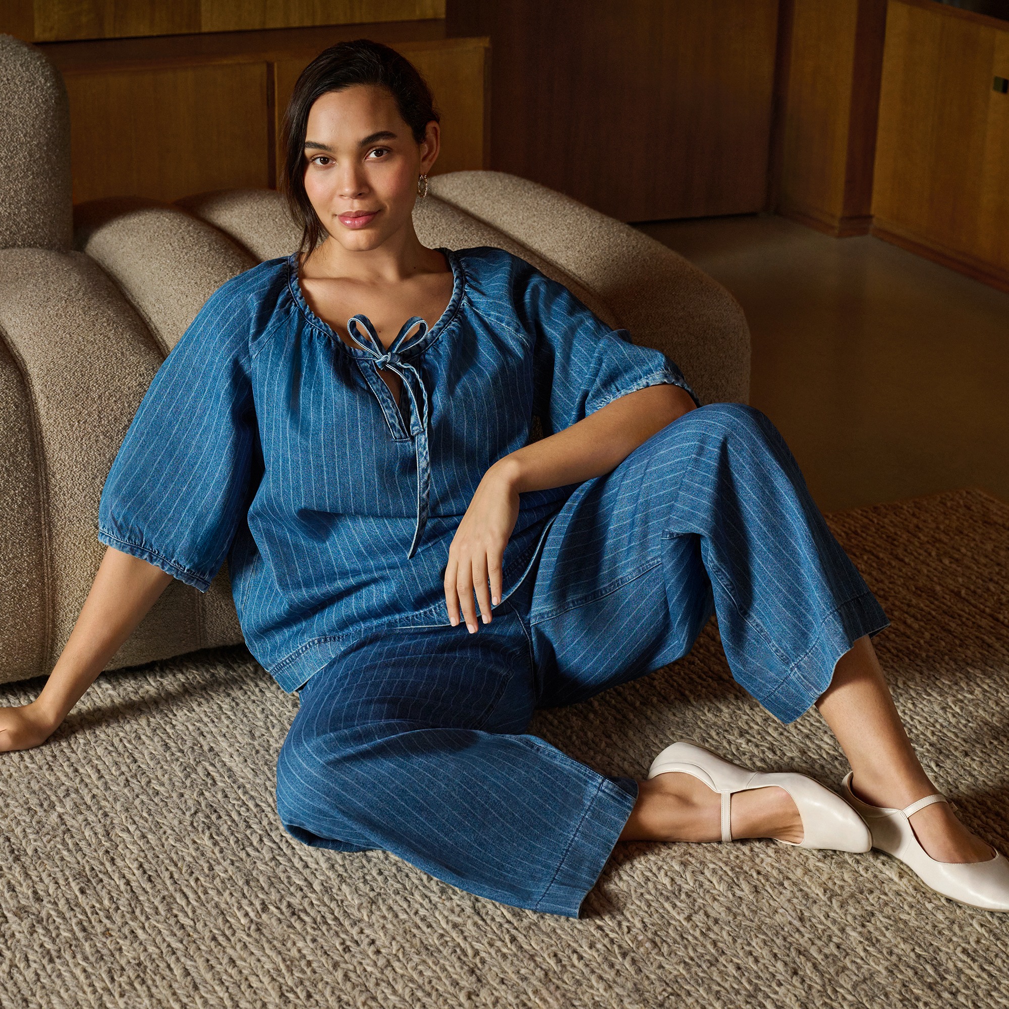 Bequemer blauer Anzug mit weiten Ärmeln und Hosenbeinen. Dazu weiße Schuhe und Halskette.