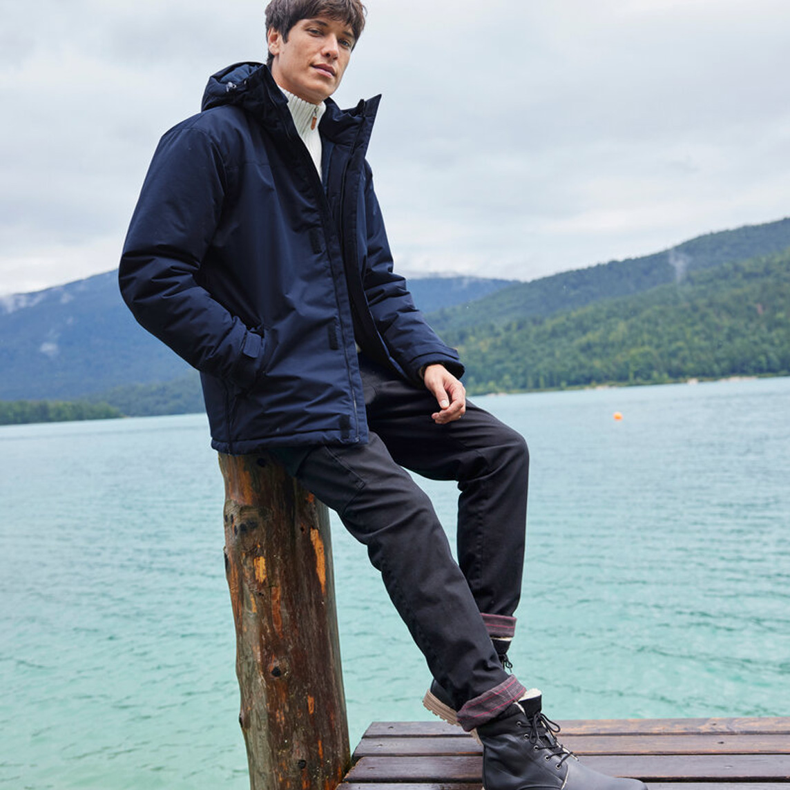 Dunkle Winterjacke und schwarze Thermohose für kalte Tage. 