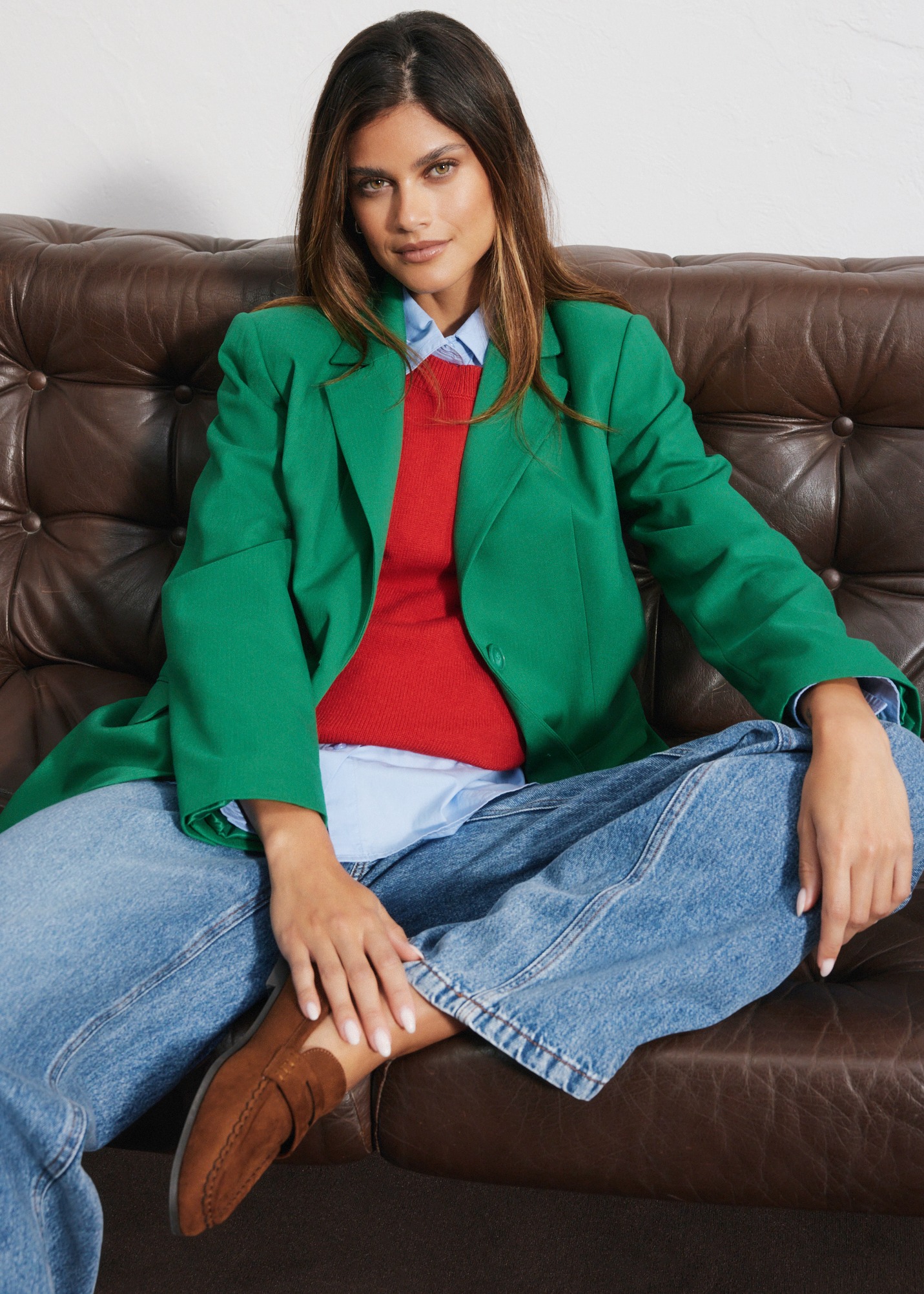 Grüner Blazer, rotes Shirt, blaues Hemd, weite Jeans und braune Slipper.
