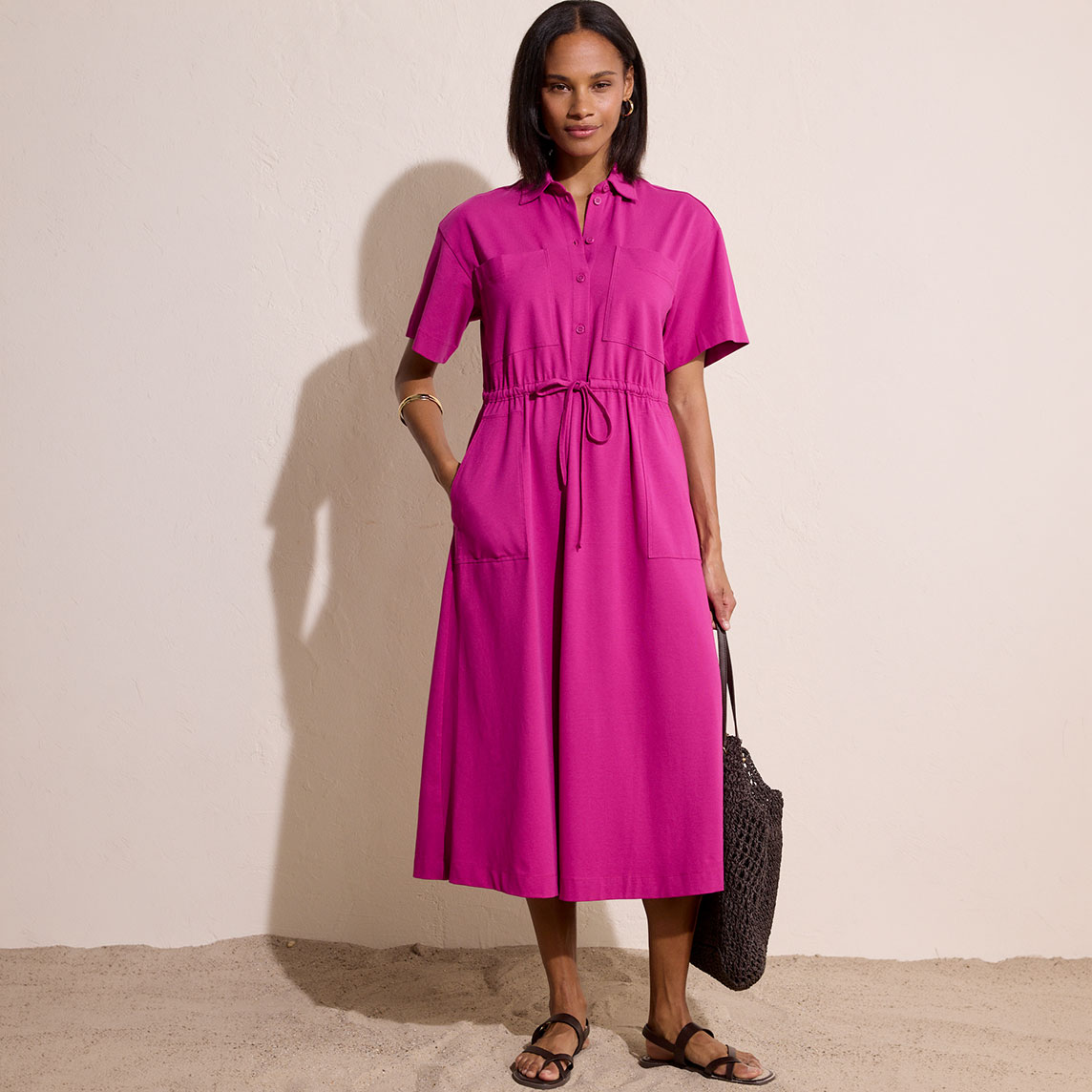 Elegantes pinkfarbenes Midi-Kleid mit kurzen Ärmeln und Gürtel.