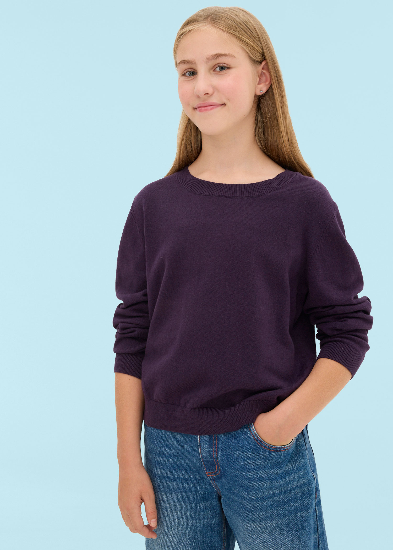 Dunkelvioletter Pullover mit Rundhalsausschnitt.