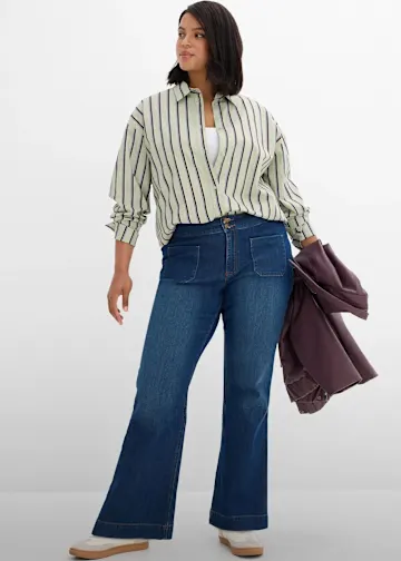 Lässiges Outfit: Gestreiftes Hemd, blaue Schlagjeans und dazu eine moderne Jacke.