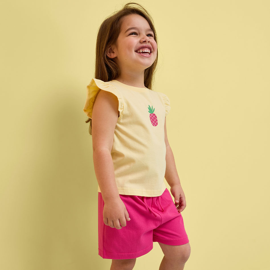 Gelbes T-Shirt mit Rüschen und Ananas-Stickerei.
