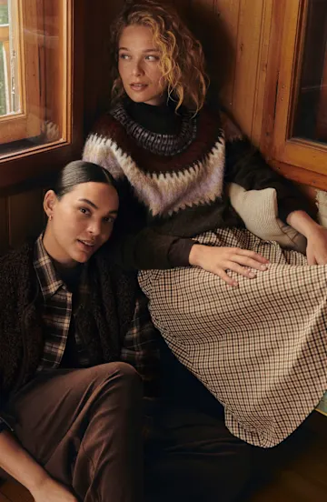 Warme Strickpullover, Rollkragen, karierte Röcke und Hemden im gemütlichen Herbst-Look.