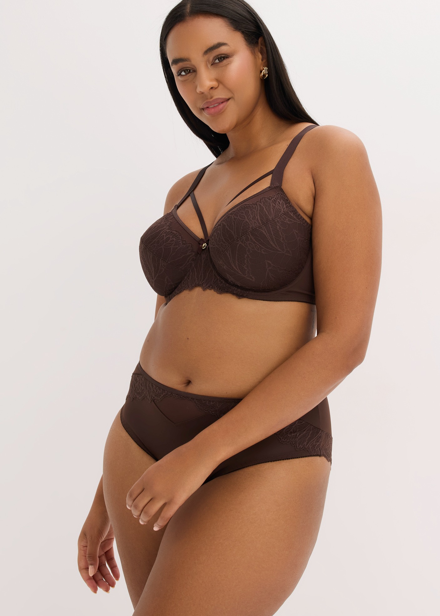 Elegantes dunkelbraunes Dessous-Set, verziert mit floraler Spitze und dekorativen Trägern.