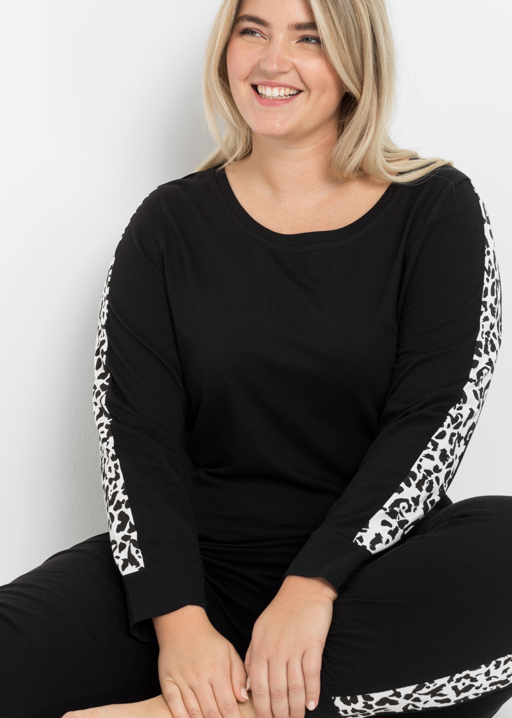 Schwarzes Langarmshirt und Hose mit stylischen Leopardenmuster-Seitenstreifen.